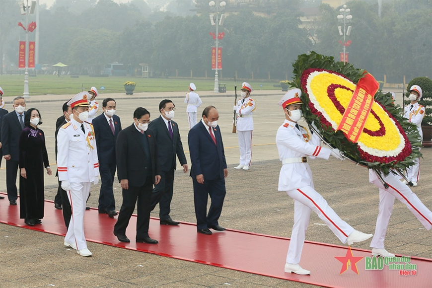 Đại biểu Quốc hội đặt vòng hoa và vào Lăng viếng Chủ tịch Hồ Chí Minh trước giờ khai mạc kỳ họp