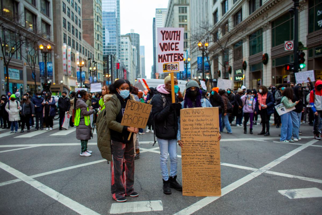 Học sinh Mỹ biểu tình đòi học trực tuyến