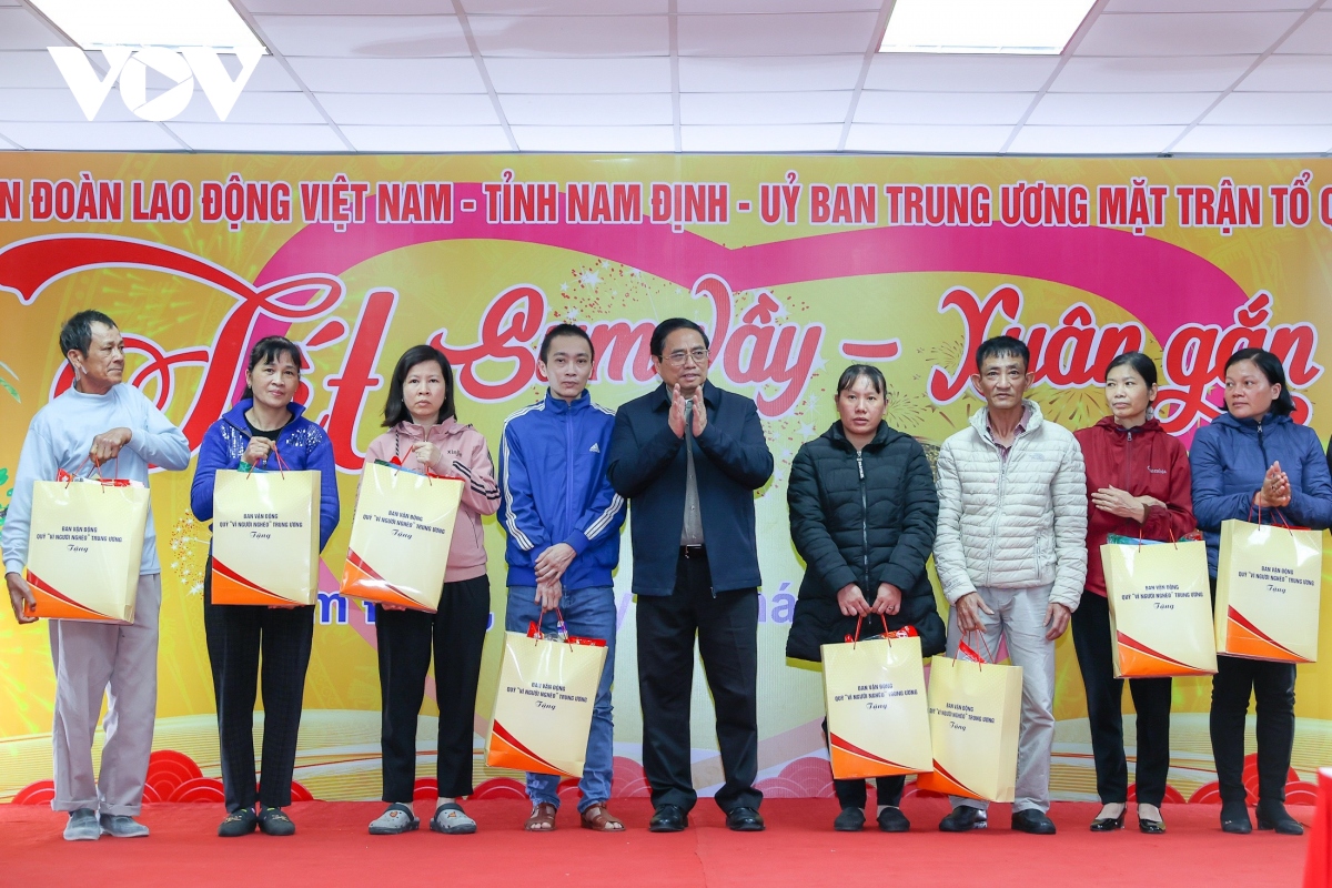 Thủ tướng trao quà Tết cho các đối tượng chính sách, người lao động tỉnh Nam Định