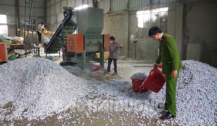 VIDEO: Công an Kim Thành phát hiện doanh tái chế nhựa EVA gây ô nhiễm môi trường  Biên tập: Phương Thùy   
