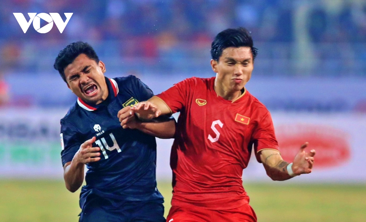 Cầu thủ Indonesia ăn vạ thô thiển, Văn Hậu nói điều bất ngờ