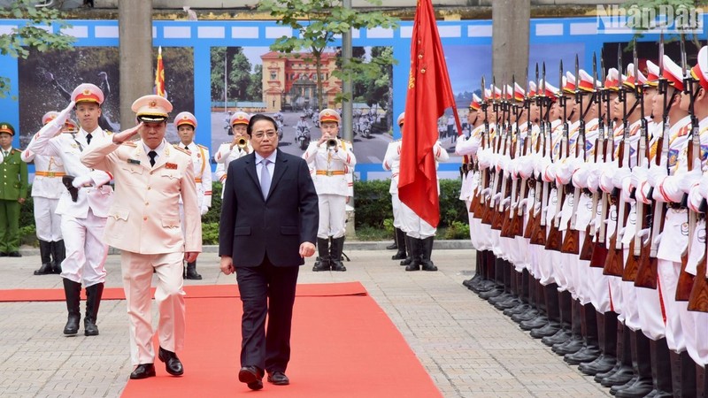 Thủ tướng Phạm Minh Chính thăm, kiểm tra công tác ứng trực, chúc Tết cán bộ, chiến sĩ Bộ Tư lệnh Cảnh vệ 
