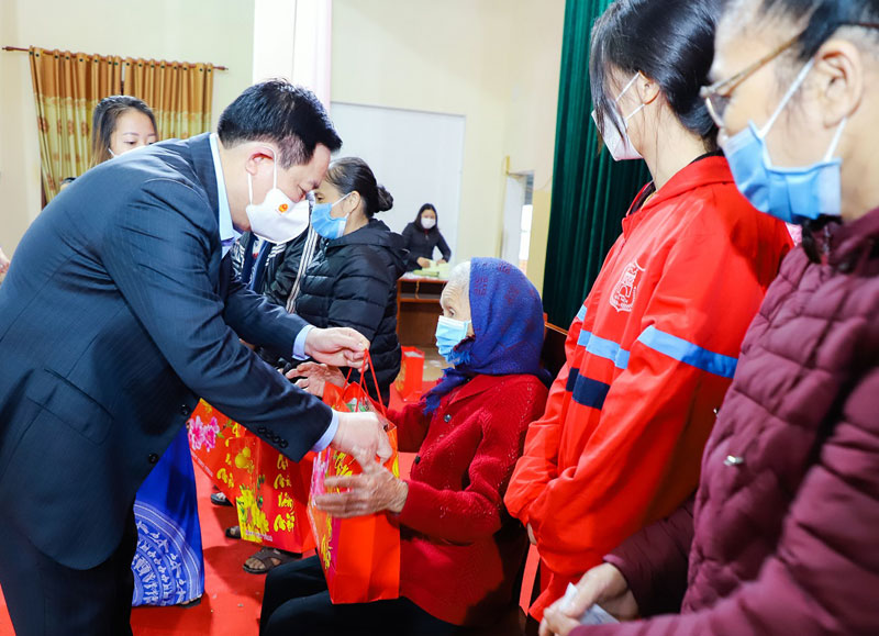 Chủ tịch Quốc hội Vương Đình Huệ tặng quà Tết người nghèo tại Nghệ An 