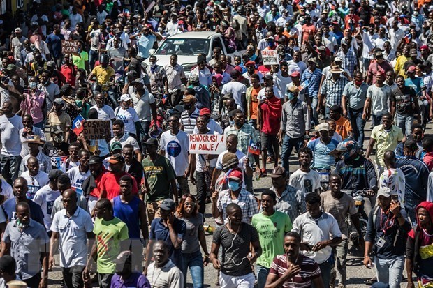 Cảnh sát và người dân xuống đường phản đối bạo lực băng đảng ở Haiti