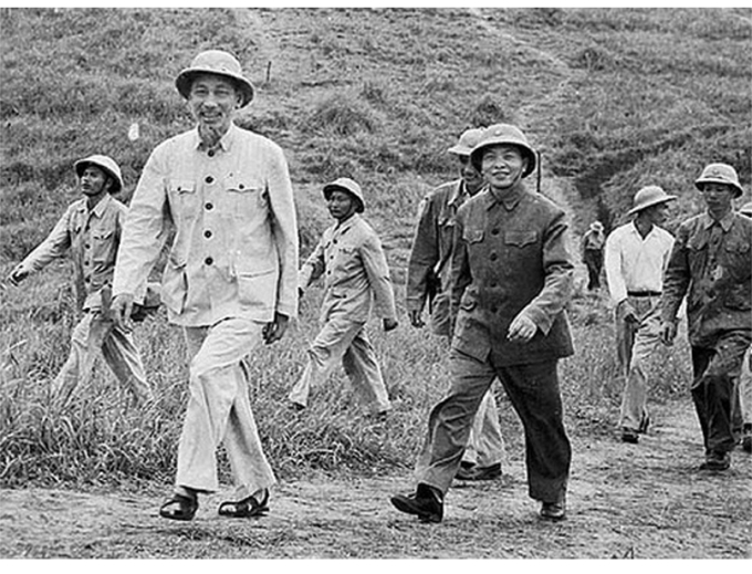 Chủ tịch Hồ Chí Minh: “Vì nước quên nhà, vì công quên tư” 