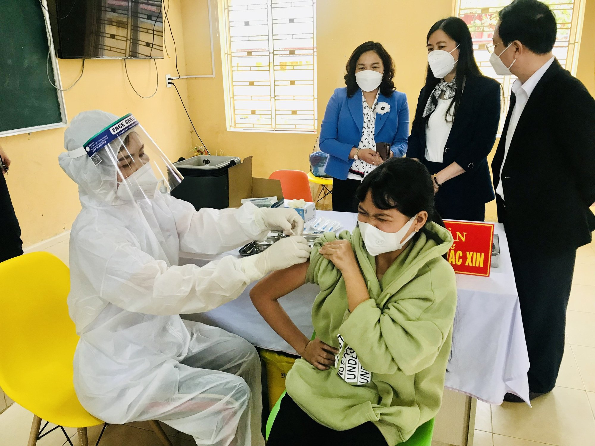 Bộ Y tế 'nhắc' 9 tỉnh tăng cường tiêm vaccine phòng COVID-19 cho trẻ từ 12-17 tuổi