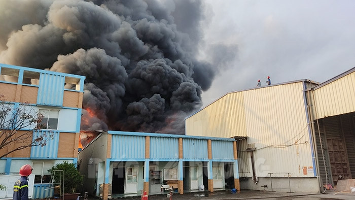 VIDEO: Xảy ra vụ cháy nghiêm trọng tại Cụm công nghiệp Ba Hàng