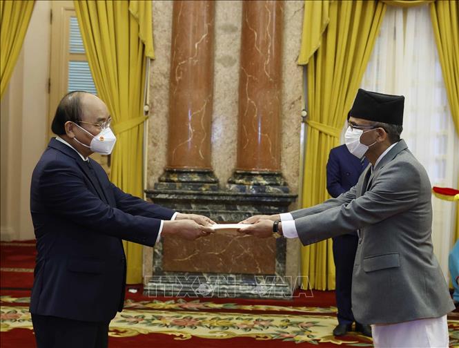 Chủ tịch nước Nguyễn Xuân Phúc tiếp Đại sứ Nepal đến trình Quốc thư 