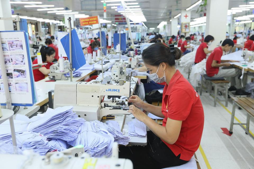 Tổ chức lại sản xuất, tăng lương để khôi phục thị trường lao động
