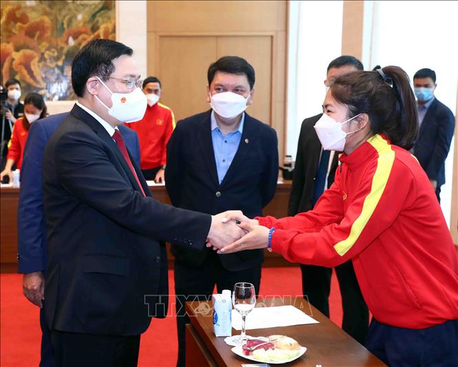 Chủ tịch Quốc hội Vương Đình Huệ gặp mặt Đội tuyển bóng đá nữ quốc gia 