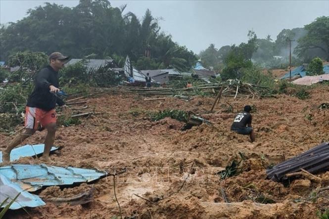 Indonesia tìm kiếm hàng chục người mất tích trong vụ lở đất 