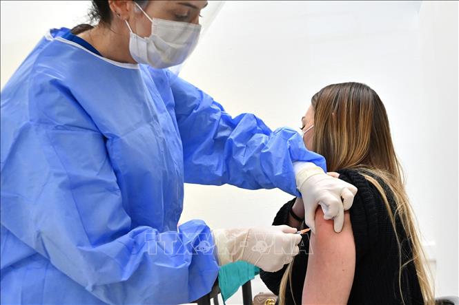 Người tiêm mũi vaccine thứ ba ít bị nặng khi nhiễm biến thể Omicron 2 