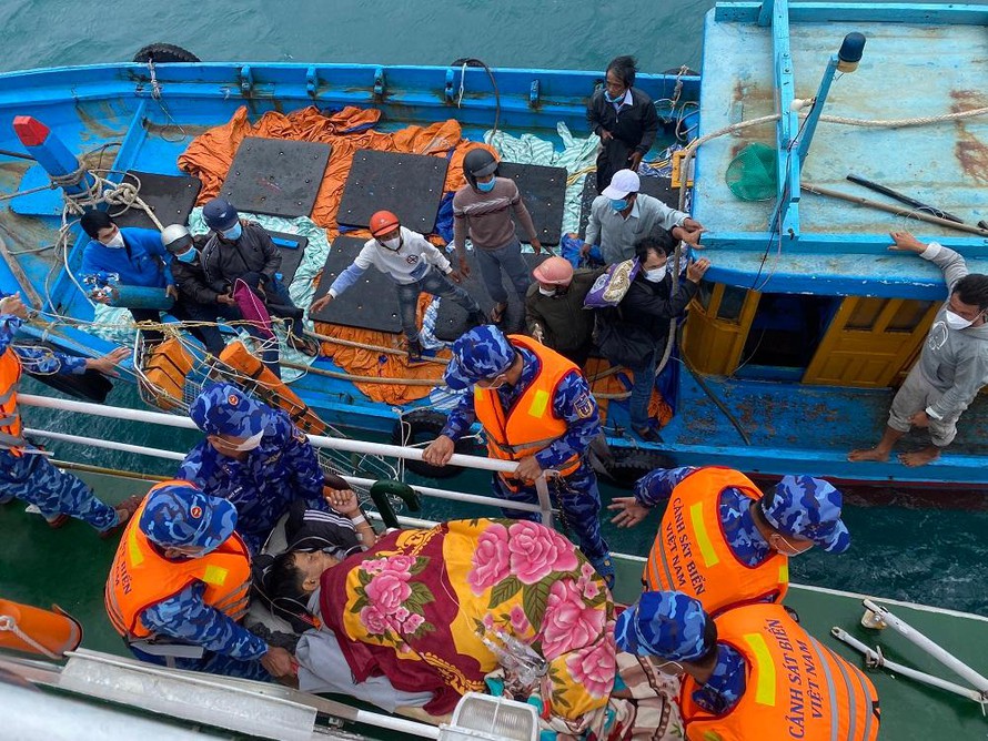 Khẩn trương đưa ngư dân bị nạn ở Lý Sơn vào đất liền cấp cứu 