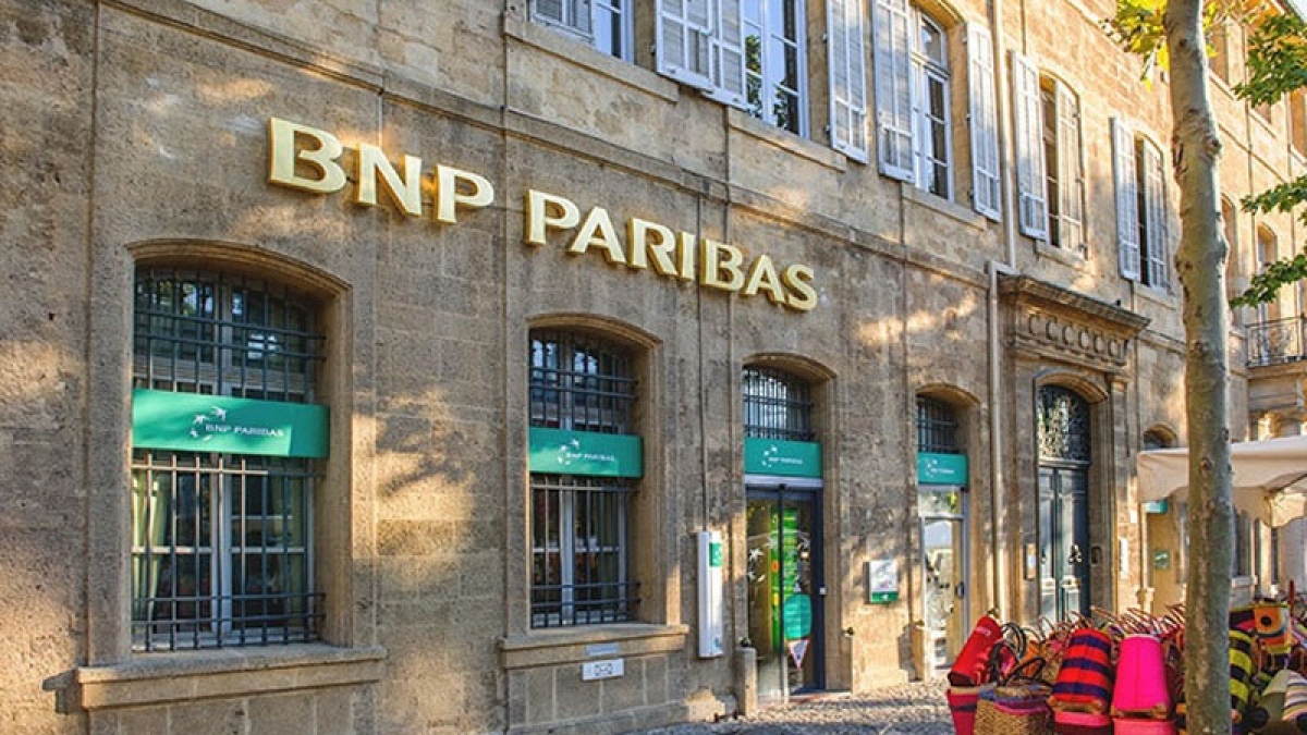 Pháp bất ngờ khám xét 5 ngân hàng lớn