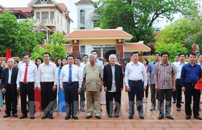  Dâng hương tưởng niệm Phó Chủ tịch Hội đồng Nhà nước Lê Thanh Nghị