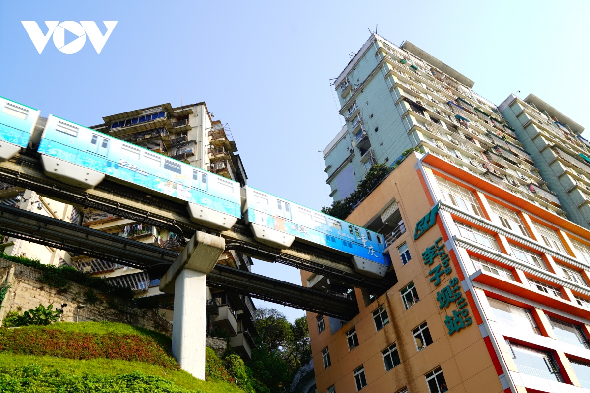 Thành phố trên núi và hệ thống đường sắt nội đô “viễn tưởng” ở Trung Quốc