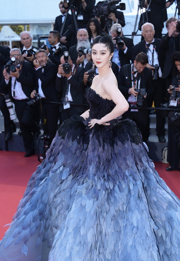 Phạm Băng Băng hóa 'thiên nga đen' ở thảm đỏ bế mạc Cannes 