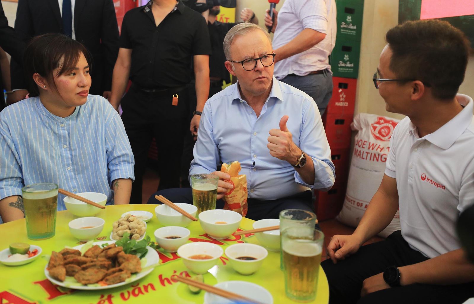 Thủ tướng Australia uống bia hơi, ăn bánh mì truyền thống Hà Nội 