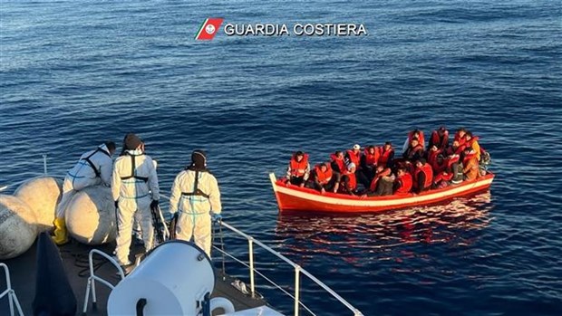Italy giải cứu gần 1.500 người di cư gặp nạn ở biển Ionian