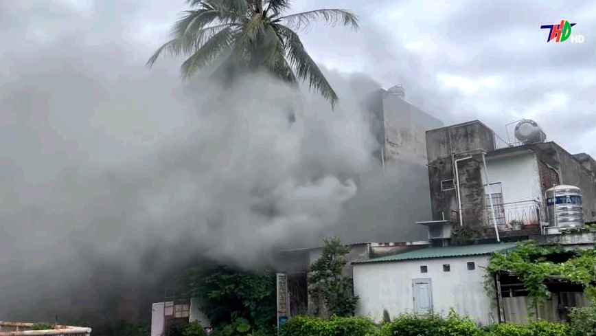 VIDEO: Kịp thời khống chế vụ cháy cơ sở kinh doanh mũ bảo hiểm ở TP Hải Dương