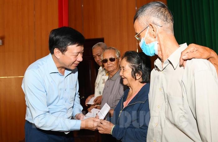 VIDEO: Bí thư Tỉnh ủy Hải Dương thăm, tặng quà người có công tỉnh Phú Yên