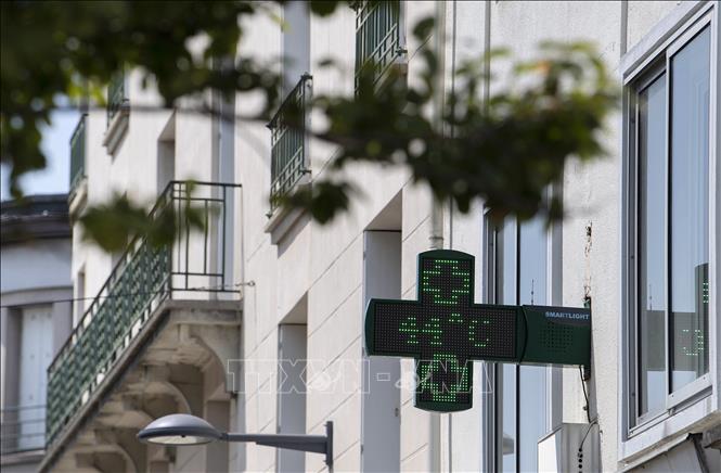 Pháp phạt tiền các cửa hàng lãng phí điện chạy điều hòa không khí 
