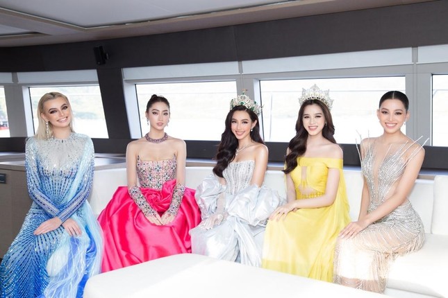 Fanpage Miss World và Miss Grand International đăng ảnh hai đương kim Hoa hậu chung khung hình 