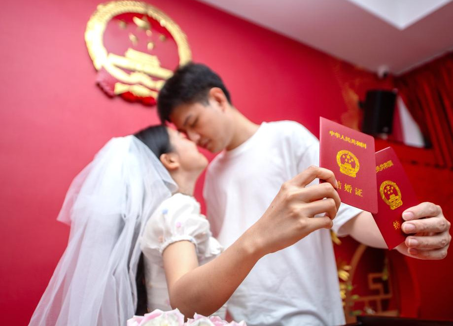Địa phương Trung Quốc thưởng tiền cho cô dâu 25 tuổi trở xuống