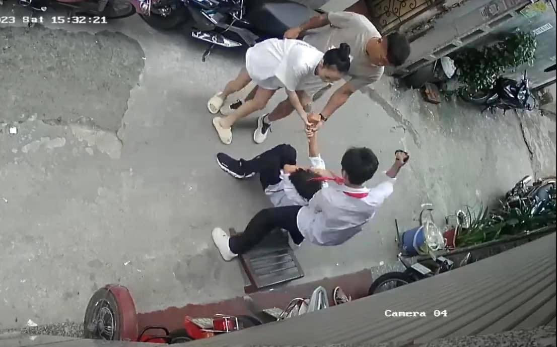 Xác minh nữ giáo viên cùng nhóm người đánh tới tấp nam sinh cấp 2 ở Hà Nội