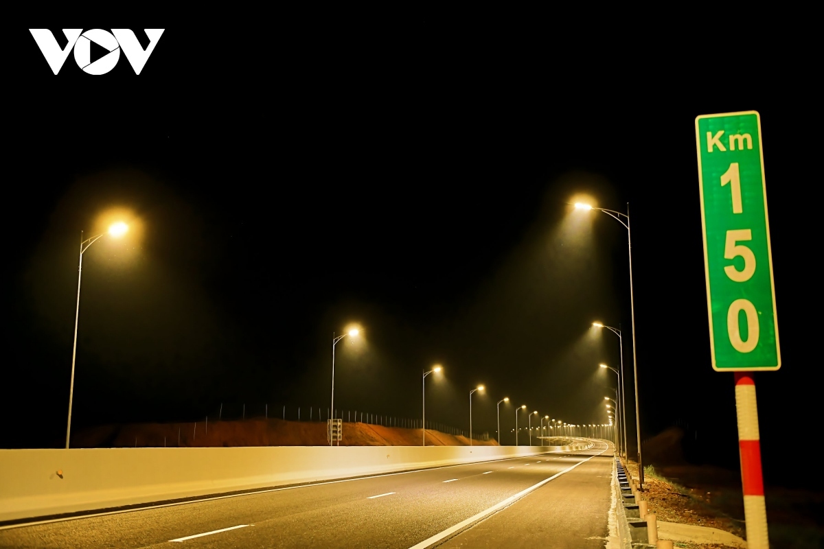 Cao tốc Vân Đồn-Móng Cái bị cắt trộm cả nghìn mét dây điện và thiết bị chiếu sáng