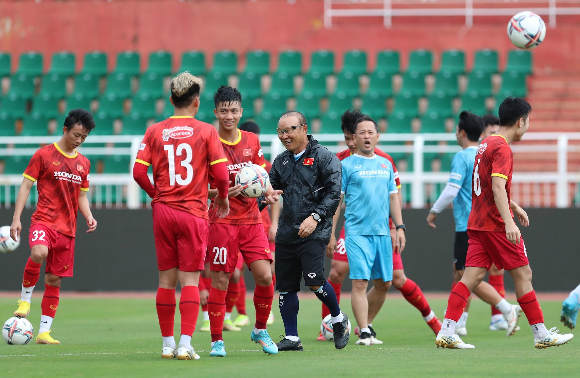 HLV Park Hang Seo tươi rói với học trò ở tuyển Việt Nam 