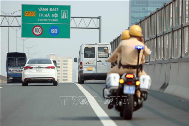CSGT Hà Nội dẫn đường cho hai vợ chồng lái xe đưa con đi cấp cứu