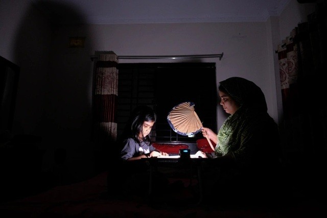 Bangladesh chìm trong bóng tối, 130 triệu người không có điện để dùng
