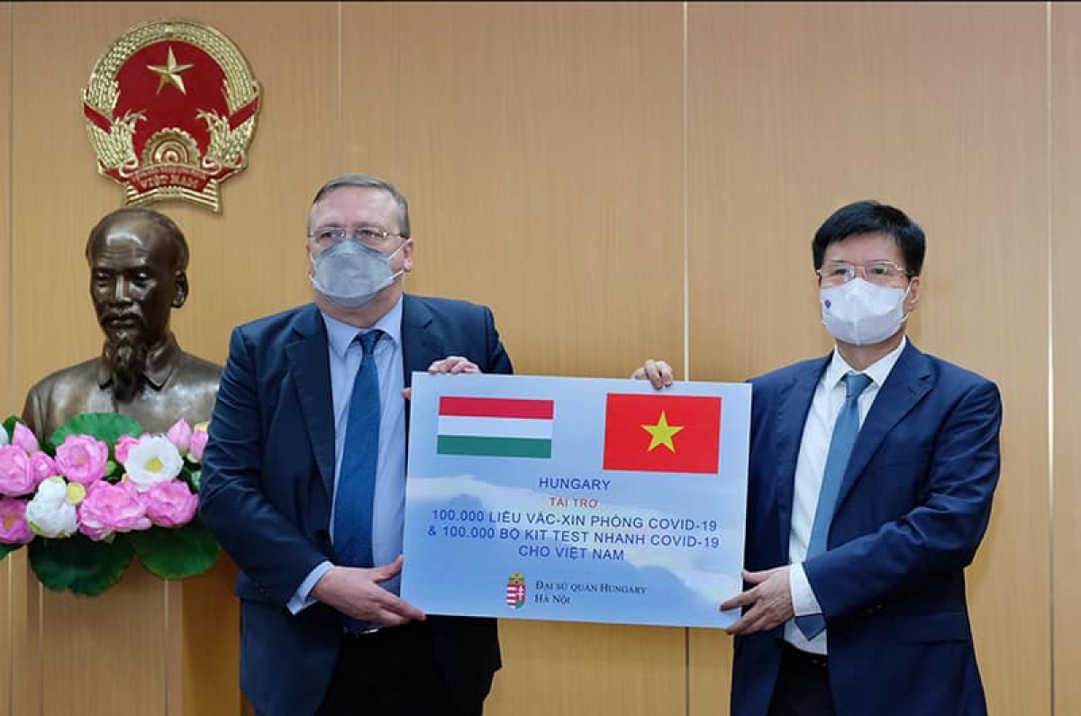 Việt Nam tiếp nhận thêm 100.000 liều vaccine AstraZeneca
