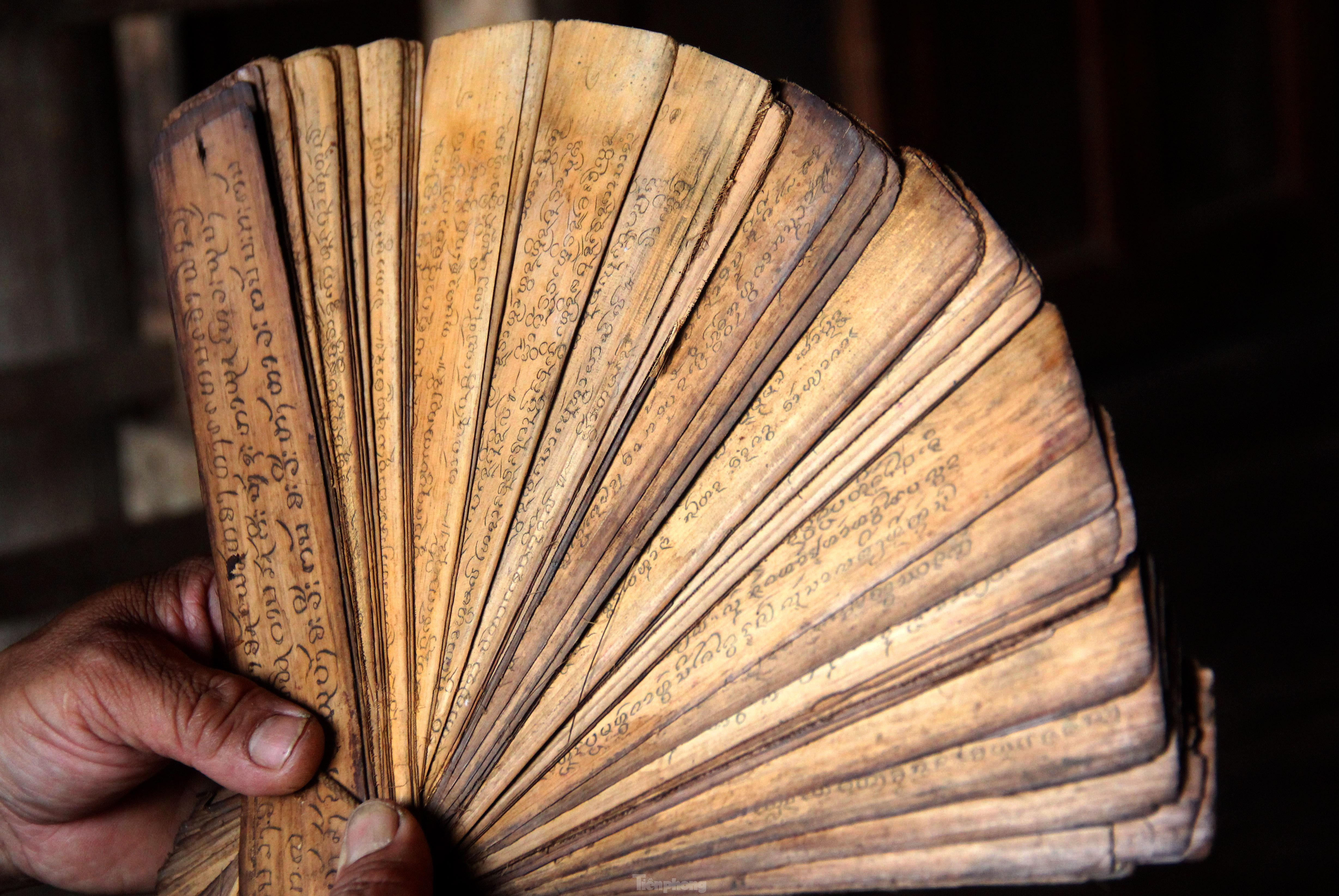 Độc đáo sách cổ bằng lá cây được lưu truyền hơn 200 năm ở xứ Nghệ
