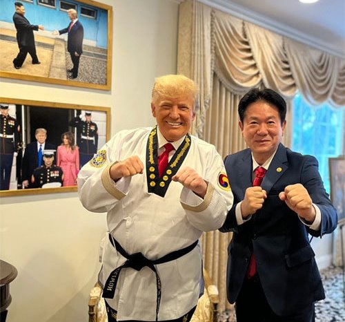 Ông Donald Trump nhận cửu đẳng huyền đai Taekwondo, ngang hàng ông Putin 