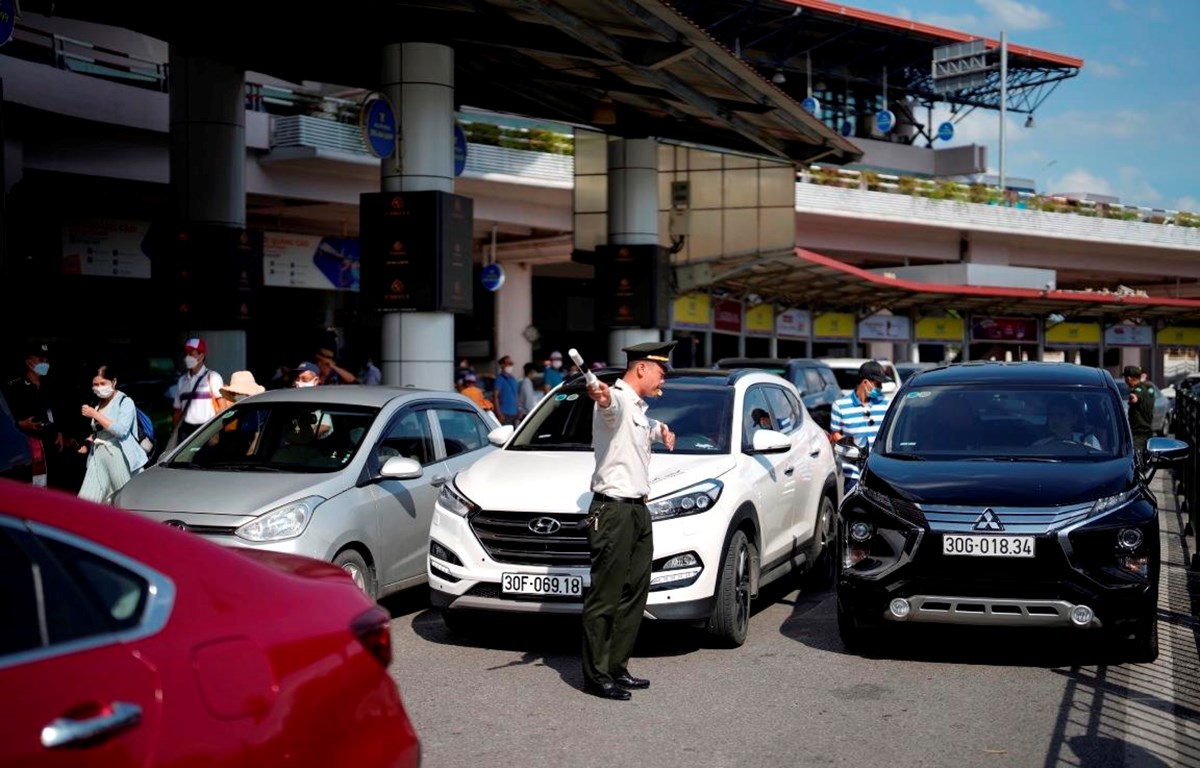 Xử lý nghiêm nạn chèo kéo, ép giá khách đi taxi tại sân bay dịp Tết