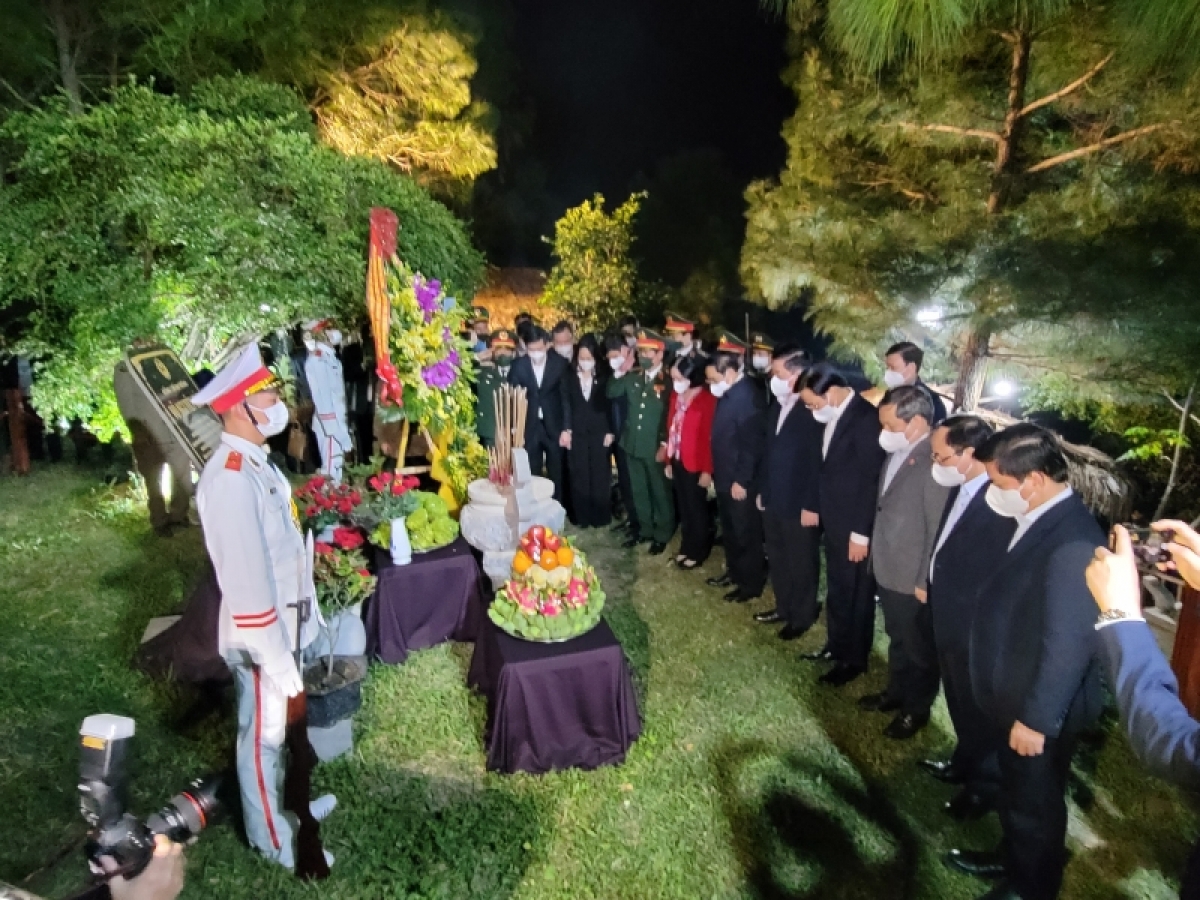 Thủ tướng Phạm Minh Chính dâng hương tưởng niệm Đại tướng Võ Nguyên Giáp 