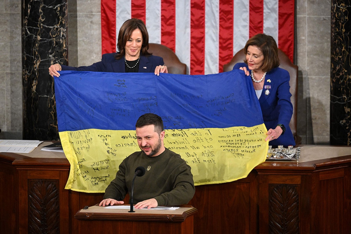 Tổng thống Zelensky mang cờ Ukraine có chữ ký của binh sỹ tặng Quốc hội Mỹ