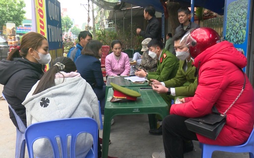 Công an huyện Bình Giang hỗ trợ người dân đăng ký mã định danh cá nhân