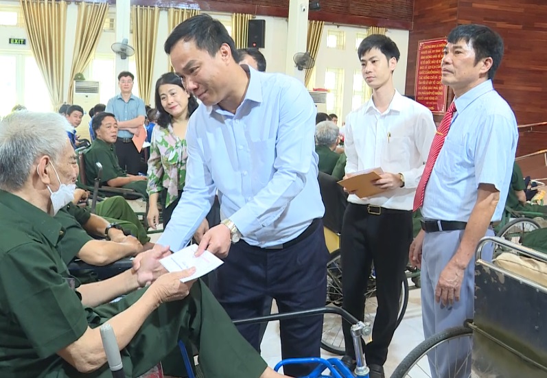 Chủ tịch UBND tỉnh thăm tặng quà thương bệnh binh Hải Dương đang điều trị tại Bắc Ninh
