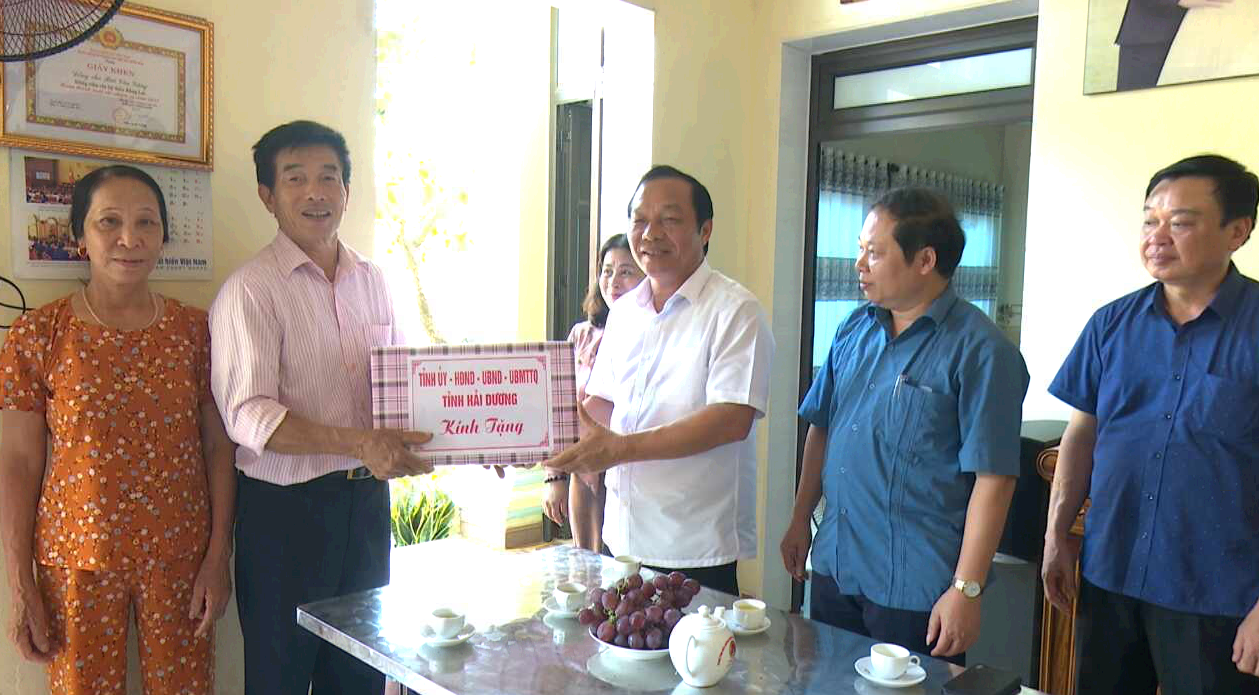 Phó Bí thư Thường trực Tỉnh ủy thăm, tặng quà ở Ninh Giang
