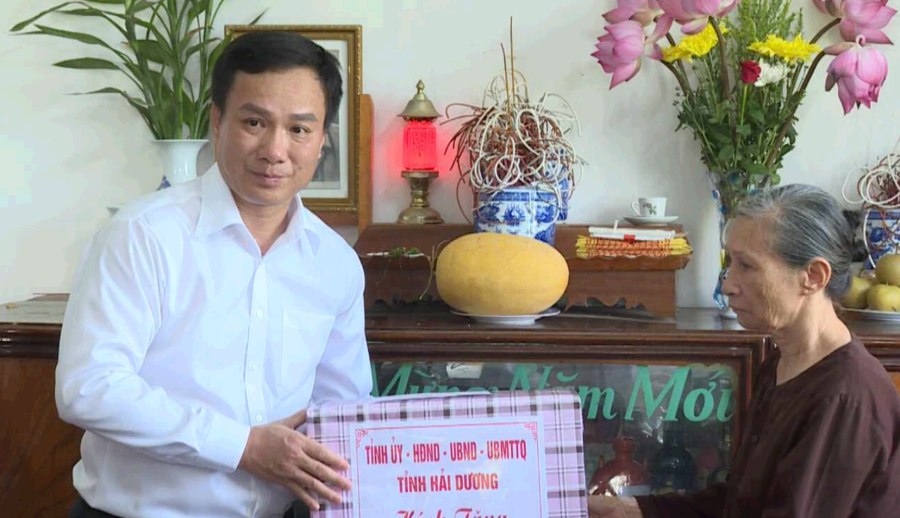 Chủ tịch UBND tỉnh thăm, tặng quà ở Thanh Hà